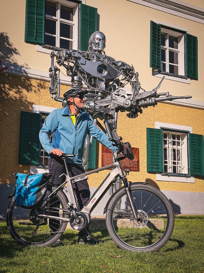 Im Garten des Museums steht ebenfalls ein übergroßer Terminator – perfekt für ein ...