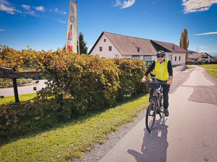 Mehrere Winzer und Buschenschenken säumen den Weg.