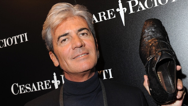 Cesare Paciotti im Jahr 2009 mit einem Schuh, den er für David Beckham entworfen hat.
