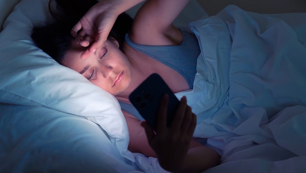 Über 80 Prozent schauen vor dem Schlafengehen nochmal aufs Handy.