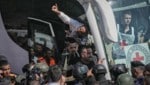 Bilder zeigen die Busse voller Gefangenen, die nach Ramallah gebracht werden.