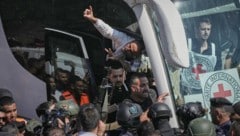 Bilder zeigen die Busse voller Gefangenen, die nach Ramallah gebracht werden.