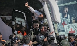 Bilder zeigen die Busse voller Gefangenen, die nach Ramallah gebracht werden.