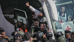 Bilder zeigen die Busse voller Gefangenen, die nach Ramallah gebracht werden.