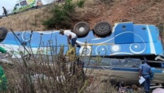 Bei einem Busunglück in Südafrika sind mindestens 42 Menschen ums Leben gekommen.
