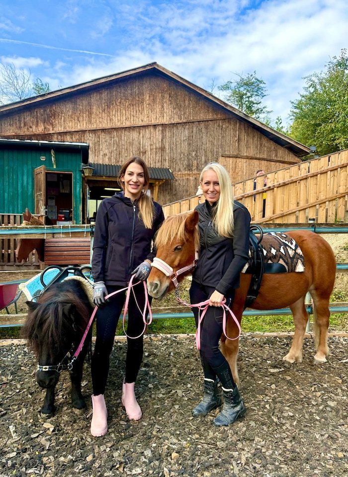 Victoria Stumvoll (li.) und Michaela König mit ihren Ponys