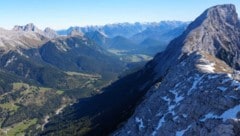 Während die Berge Richtung Süden praktisch aper sind wie hier im Wetterstein, liegt nordseitig ...