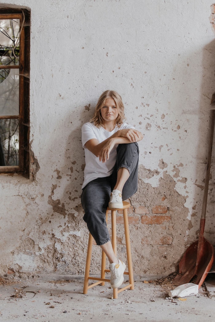 In ihrer neuen Single „Peter Warum“ verarbeitet Caro Fux die Alkoholsucht ihres Onkels Peter, ...