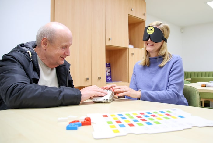 Brailleschrift kann man mithilfe solcher Bücher lernen. Josef Schinwald zeigt der Redakteurin, ...