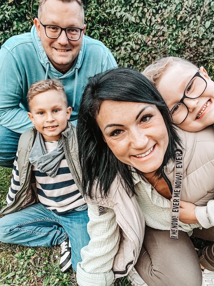 Die ganze Familie freut sich über die positive Nachricht.