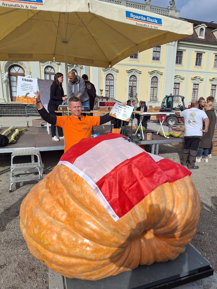 Der Europameister bringt ein Gewicht von 998,5 Kilo auf die Waage. Er bleibt vor dem Schloss ...