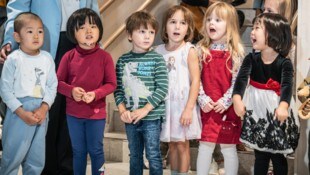 Kinder des ISTA Kindergartens gaben – passend zur Jahreszeit – Lieder über den Herbst zum ...