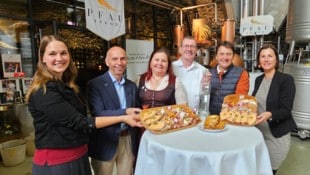 Slow Food-Pionier Eckard Mandler (l) setzt in der Küche mit der Kammer und den Wirten auf ...