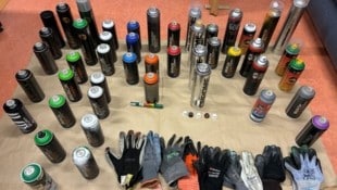 Ein Teil der sichergestellten „Ausrüstung“ der Sprayerbande.