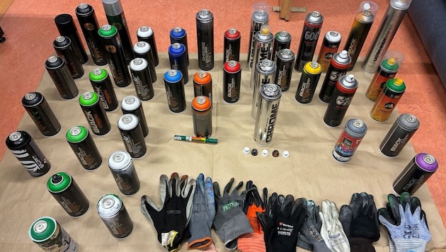 Ein Teil der sichergestellten „Ausrüstung“ der Sprayerbande.