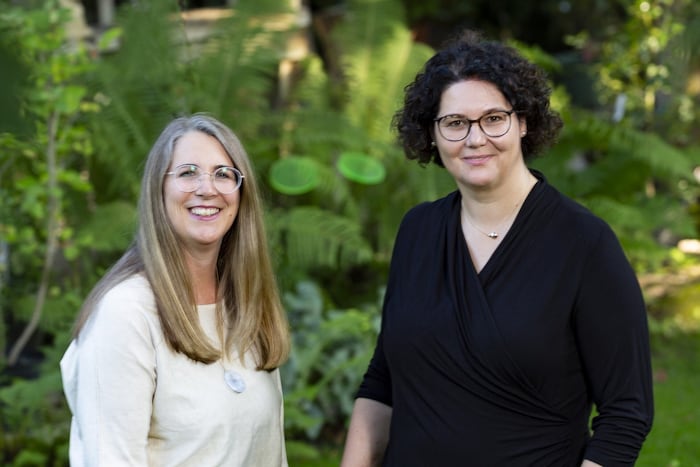 Claudia Dinges (li.) und Isolde Fischer haben die Begegnungsgruppe „Momenz“ gegründet.