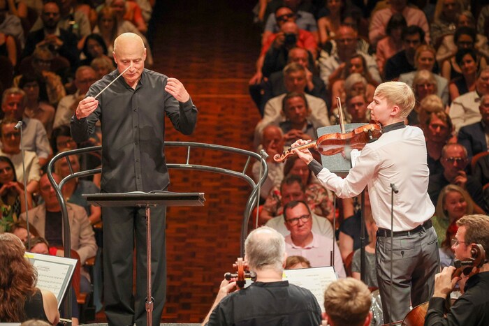 Am Samstag im Wiener Konzerthaus: Das Estonian Festival Orchester unter Paavo Järvi (re.) mit ...