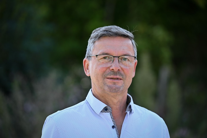 Bürgermeister Roland Pichler wendet sich an die Unternehmerfamilie.