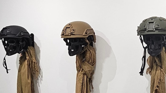 Skelettköpfe mit Schals und Helmen