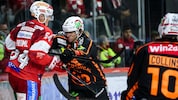 Stockfouls wie jenes vom Grazer Kevin Roy (gegen KAC-Verteidiger Maxi Preiml, li.) werden in der ...
