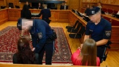 Die Frauen auf der Anklagebank haben offenbar „aus Liebe“ bei den Machenschaften von „El Chefe“ ...