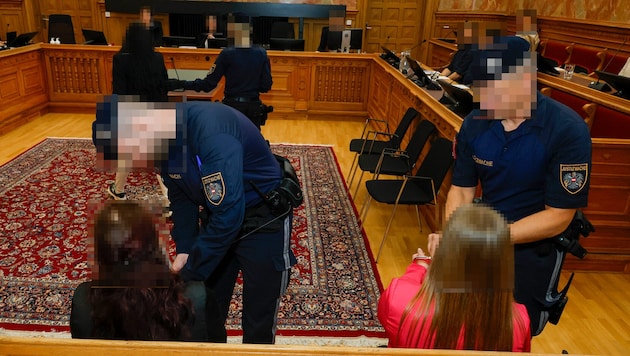 Die Frauen auf der Anklagebank haben offenbar „aus Liebe“ bei den Machenschaften von „El Chefe“ ...