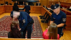 Die Frauen auf der Anklagebank haben offenbar „aus Liebe“ bei den Machenschaften von „El Chefe“ ...