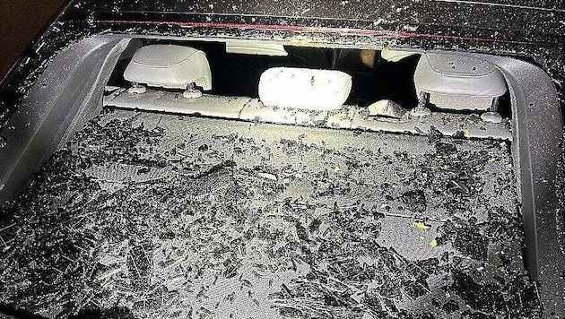 Zersplitterte Autoscheiben: Die Wurfgeschosse hinterließen eine Spur der Verwüstung.