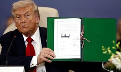 US-Präsident Donald Trump zeigt stolz seine Unterschrift auf dem Gaza-Friedensabkommen.