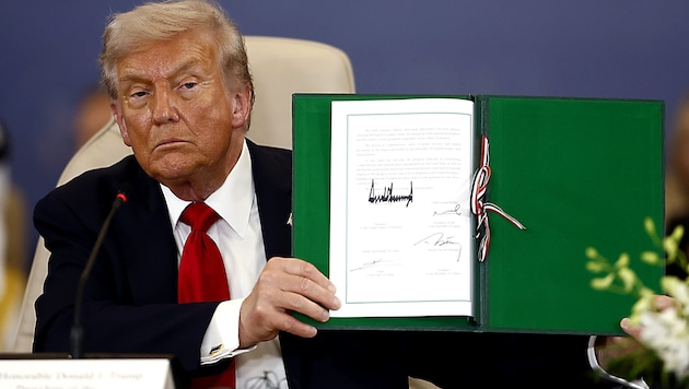 US-Präsident Donald Trump zeigt stolz seine Unterschrift auf dem Gaza-Friedensabkommen.
