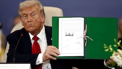 US-Präsident Donald Trump zeigt stolz seine Unterschrift auf dem Gaza-Friedensabkommen.