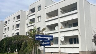 In diesem Gemeindebau im Josef-Bohmann-Hof in Wien Donaustadt hat ein Bewohner seinen Nachbarn ...