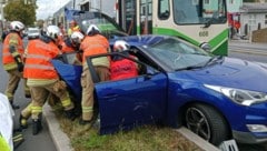 Das Auto wurde in der Hötzendorf-Straße von der Straßenbahn erfasst und gegen eine Ampelanlage ...