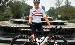 Kathrin Schweinberger mit ihrem neuen Rennrad im Österreich-Look.