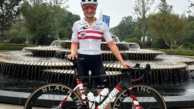 Kathrin Schweinberger mit ihrem neuen Rennrad im Österreich-Look.