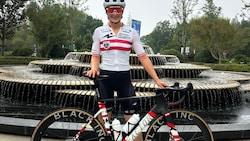 Kathrin Schweinberger mit ihrem neuen Rennrad im Österreich-Look.
