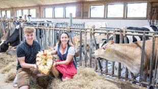 Mama Melanie Kohlmayer, Papa Markus Köfer und Sohn Andre Köfer betreiben ihren Milchviehbetrieb ...