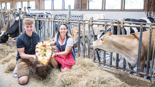 Mama Melanie Kohlmayer, Papa Markus Köfer und Sohn Andre Köfer betreiben ihren Milchviehbetrieb ...