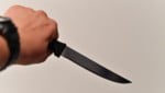 Mit einem Messer wurde einem 23-Jährigen in den Oberschenkel gestochen. (Symbolbild)