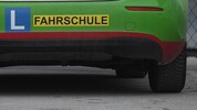 Die Polizei zog das Fahrschulauto (Symbolbild) aus dem Verkehr und kontrollierte den Lenker.
