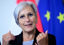 Für Justizministerin Anna Sporrer (SPÖ) gilt Schweden als wegweisendes Vorbild für Österreich.