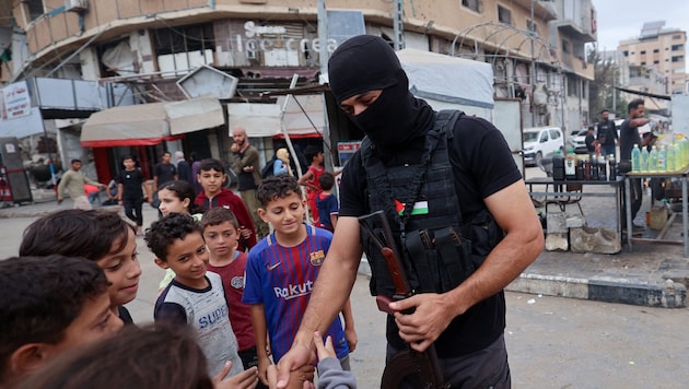 Ein Hamas-Mitglied umringt von Kindern im Gazastreifen