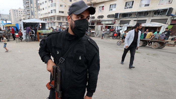 Ein bewaffneter Kämpfer an einem Checkpoint in der Siedlung Nuseirat in Zentralgaza