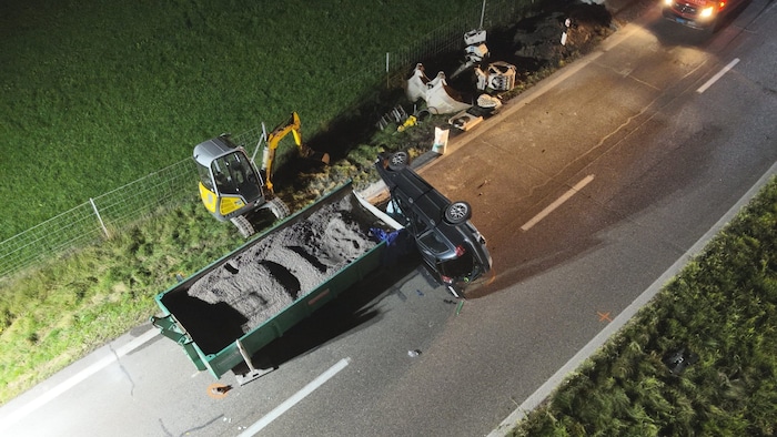 Der Fahrer musste aus dem total zerstörten Unfallfahrzeug befreit werden.