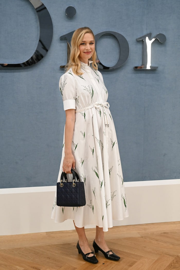 Beatrice im Juni mit Babybauch bei der Paris Fashion Week