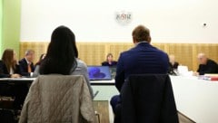 Die beiden Chirurgen im Gerichtssaal des Bezirksgerichts Graz-Ost