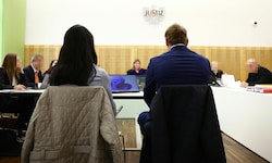 Die beiden Chirurgen im Gerichtssaal des Bezirksgerichts Graz-Ost