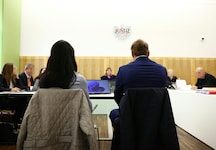 Die beiden Chirurgen im Gerichtssaal des Bezirksgerichts Graz-Ost