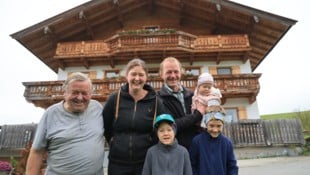 Hans Praschberger (li.) mit Martin Gstir und seiner Familie vor dem Hof, der durch ihr ...
