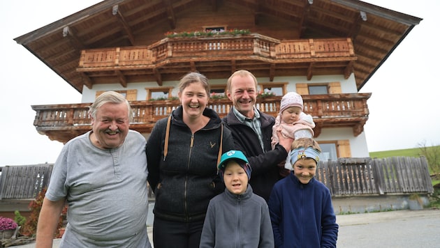 Hans Praschberger (li.) mit Martin Gstir und seiner Familie vor dem Hof, der durch ihr ...